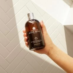 Molton Brown Balancing Shampoo With Coriander 300ml 10688195 11 Molton Brown Balancing Shampoo With Coriander 300ml 10688195 -Sportmode Geschäft 6c5304a60b16b351dc6d6e7ea77520ab35cc0e30 008080160218 4tiuXXwgi7JwKs