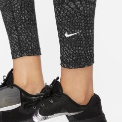 Nike Leggings W NK ONE DF HR 7/8 TGHT AOP 10697230 -Sportmode Geschäft DX0162 010 BILD03 20221012