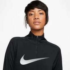Nike Damen W NK DF SWOOSH HBR HZ 10683445 -Sportmode Geschäft DX0952 010 BILD04 20230315