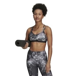 Adidas Yoga Essentials Studio Light-Support Allover Print Sport-BH 10666166 16 Adidas Yoga Essentials Studio Light-Support Allover Print Sport-BH 10666166 -Sportmode Geschäft HC3726 4 APPAREL On Model Standard View transparentlxF7AIf03CQhx