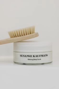 Susanne Kaufmann Refining Body Scrub 10699869 -Sportmode Geschäft b54c15d05ac34aee39cabe23a76e08f8cf7428c3 9120037354264 Refining Body Scrub 200ml Lifestyle 2